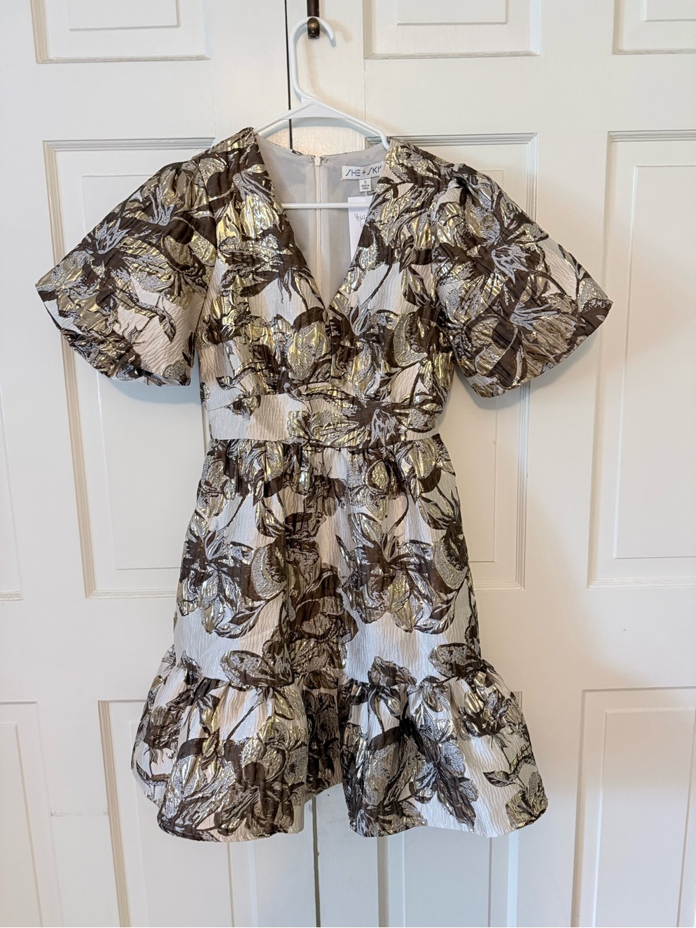 She + Sky Short Sleeve Puff Jacquard Woven V-Neck Dress NWT